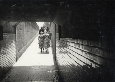 76515 Gezicht in één der tunnels onder de spoorweg ter hoogte van de Amsterdamsestraatweg te Utrecht.